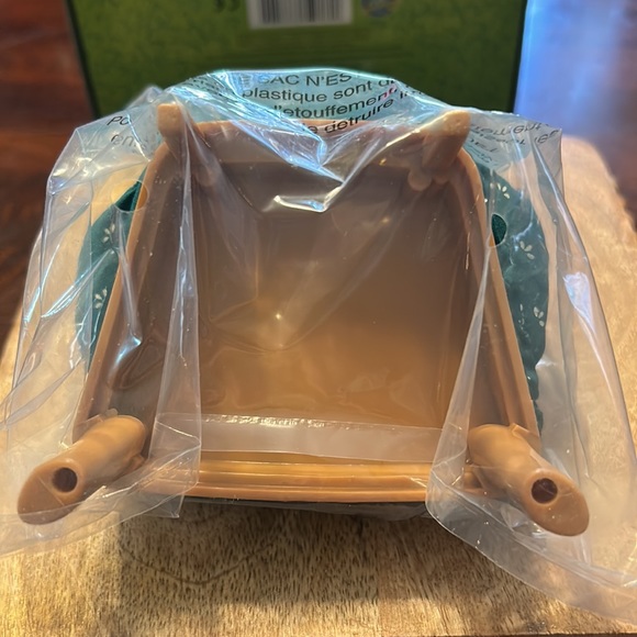 Madeline’s Old House In Paris WINGBACK CHAIR New in Box by Eden 2000 Style 33814 - Picture 4 of 11